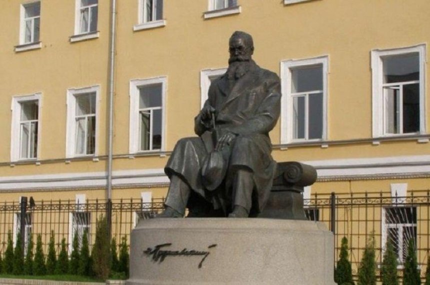 Обокрали: памятник Грушевскому пострадал от рук вандалов