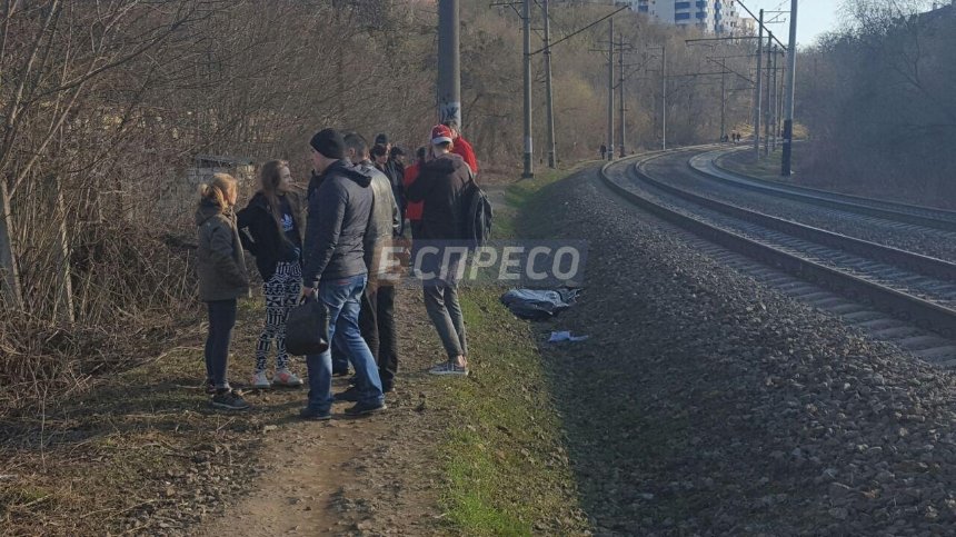 Смертельное фото: в Киеве подростка сбил поезд