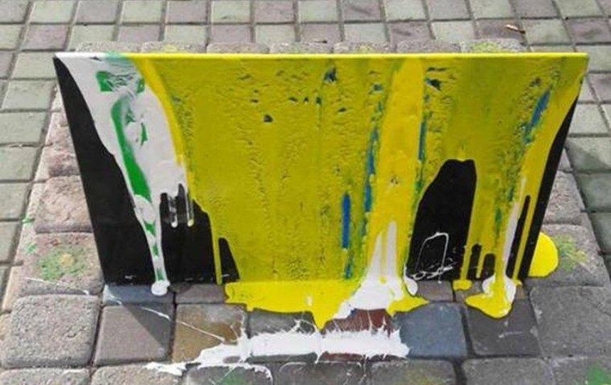 Акт вандализма: в столичном парке изуродовали памятник героям АТО