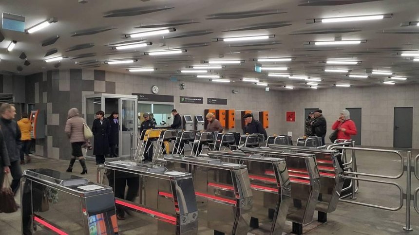 Приймай роботу: на станції "Лівобережна" відкрили перший відремонтований вестибюль (оновлено)