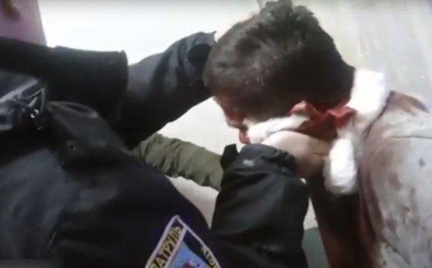 Служить и защищать: под Киевом полицейские спасли жизнь парню с перерезанным горлом