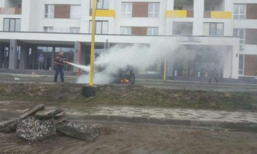 Вспыхнул как спичка: под Киевом сожгли автомобиль местного застройщика (фото, видео)