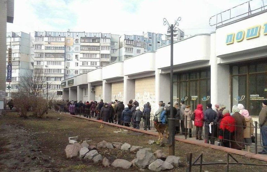 Километровые очереди: сотни киевлян с платежками "штурмуют" "Ощадбанк"