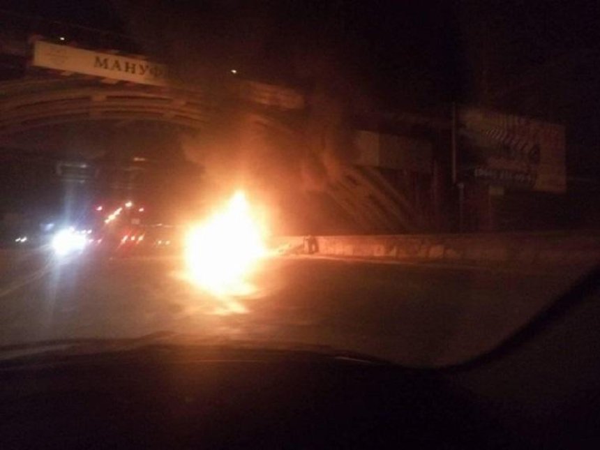 В огне: в Киеве автомобиль врезался в столб и взорвался