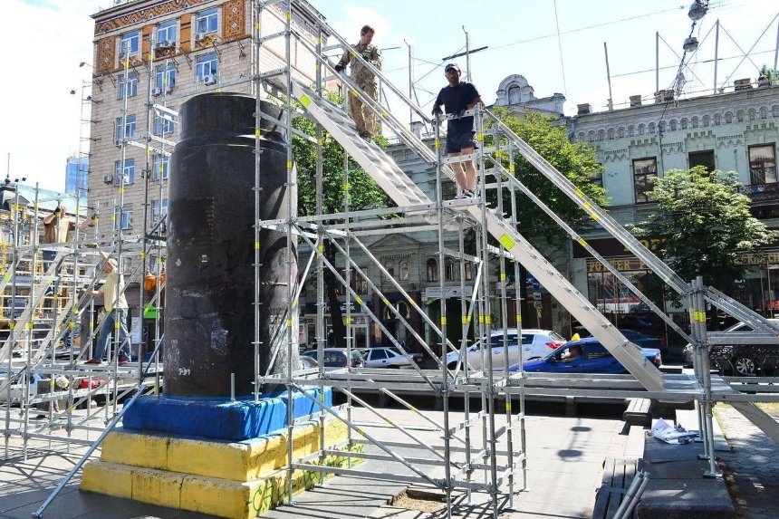 Искусство вместо Ленина: в Киеве ищут креативную замену снесенному памятнику