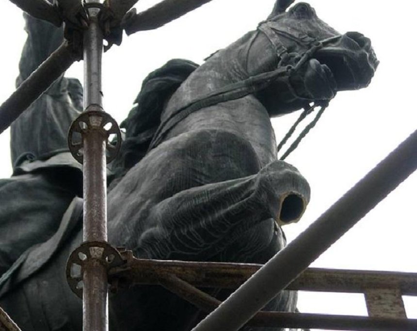 "А коник без ноги": неизвестные отпилили часть памятника Щорсу в Киеве