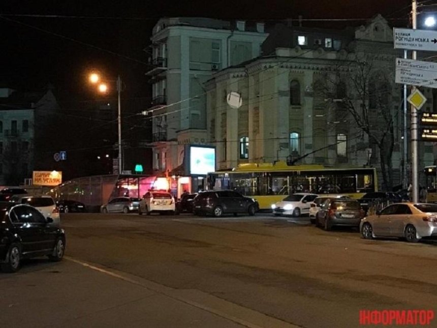 Припаркувались: в центрі Києва заблокований рух тролейбусів (фото)