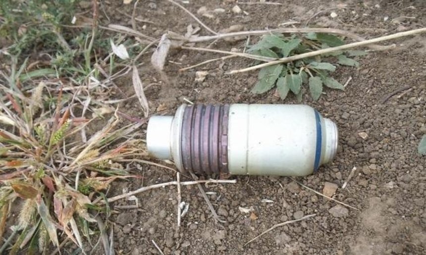 Опасная находка: под Киевом на автобусной остановке нашли гранату