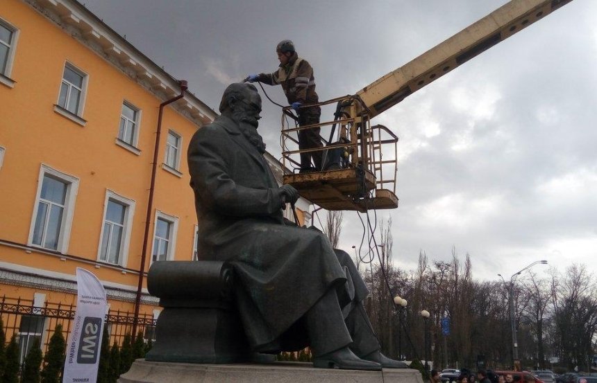 Душ для президента: в центрі столиці відмили пам’ятник Грушевському
