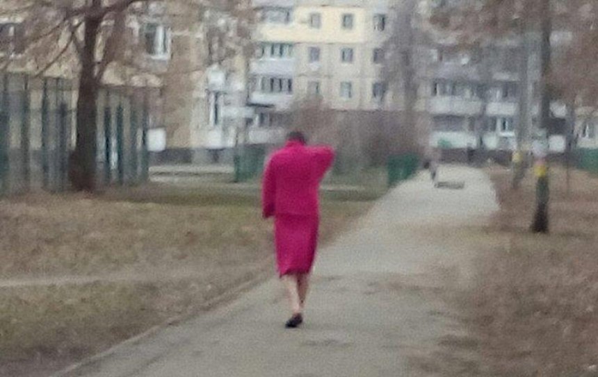 Причуды моды: по Киеву гуляет мужчина в малиновом халате