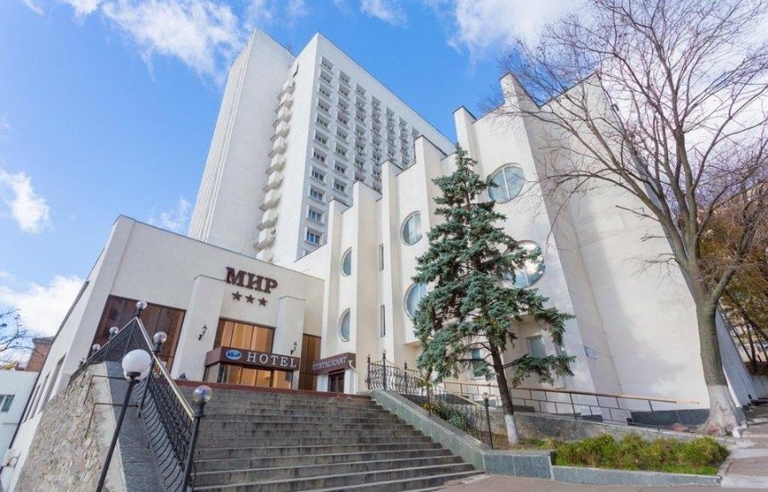 Мужчина упал с 15-го этажа киевской гостиницы