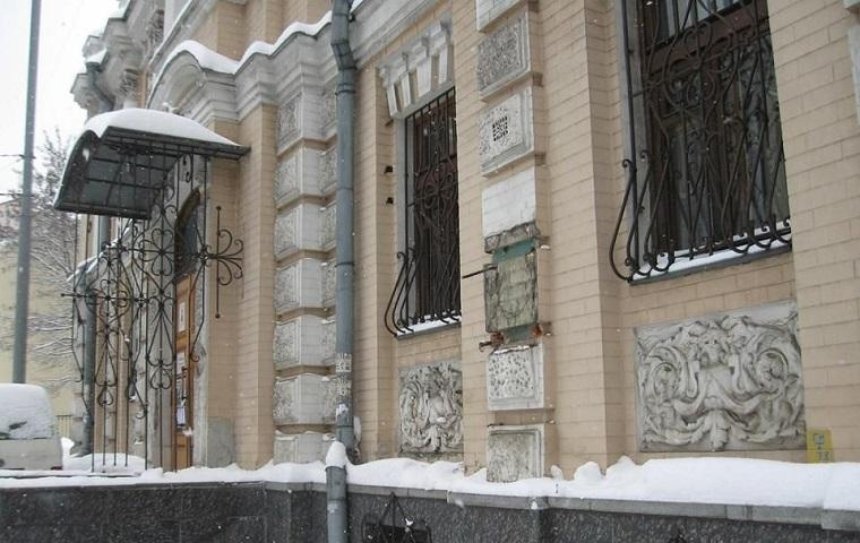 Вандалы украли бюст Леси Украинки со стены ее музея (фото)