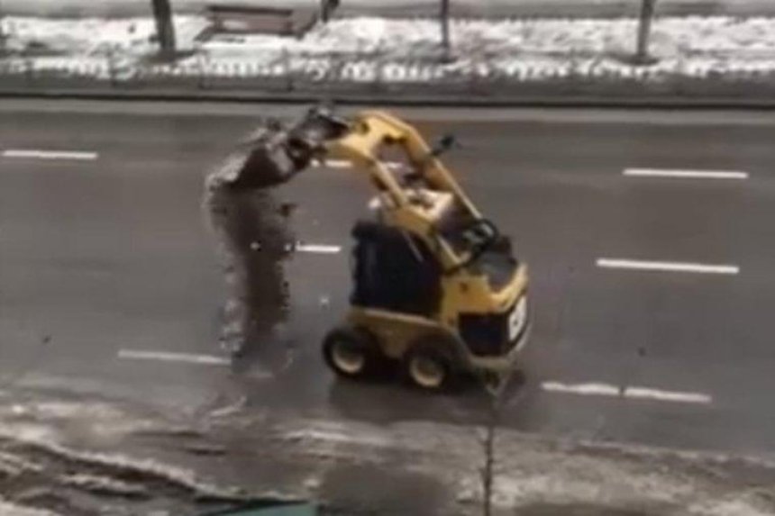 В столице засняли, как коммунальщики разбрасывают снег по дороге (видео)