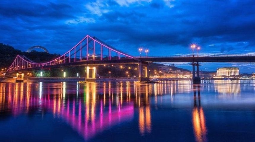 В столице Парковый мост станет фиолетовым