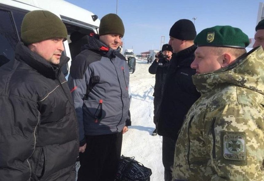 В Украине встретили освобожденных из российского плена пограничников 
