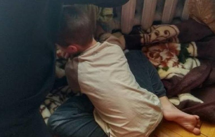 Київські рятувальники визволили хлопчика з полону батареї (фото)