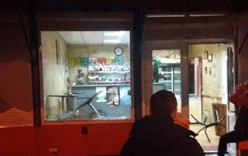 В Киеве неизвестные в масках разгромили магазин