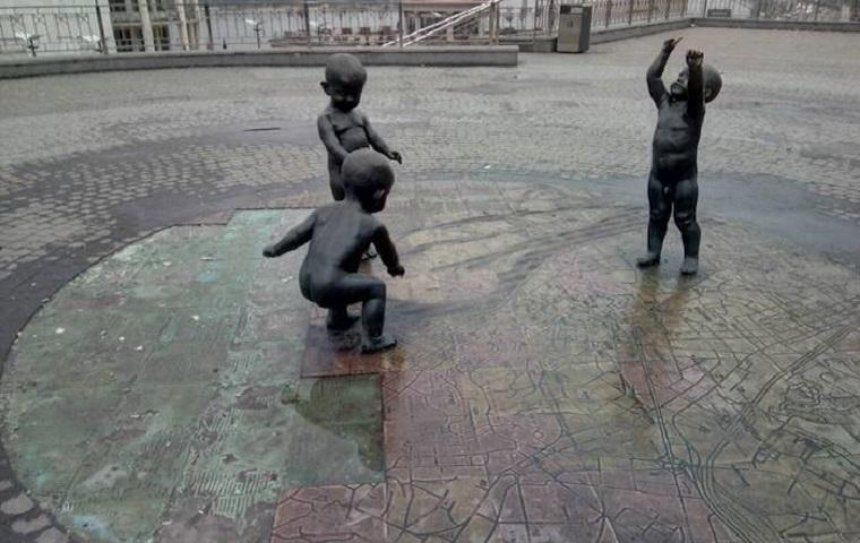 На Почтовой площади вандалы повредили памятник
