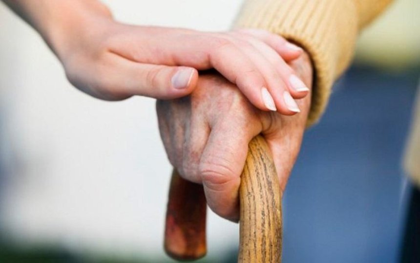 Киевлян приглашают помочь одиноким пожилым людям
