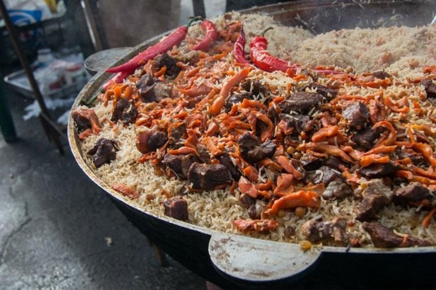 Узбецький плов та кебаб: у Києві помітили колоритний ринок мусульманської їжі (фото)