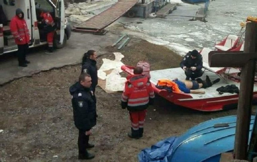 В Киев с моста спрыгнул мужчина (фото)