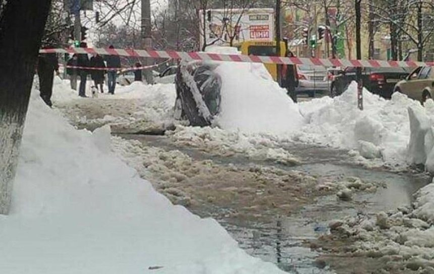 В Киеве автомобиль провалился под землю (фото)