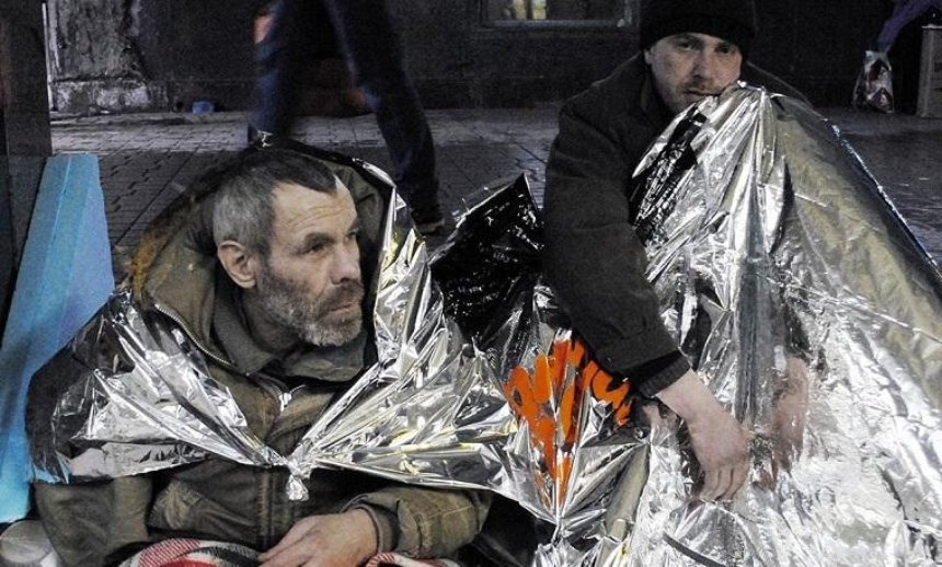 Волонтеры в столице дарят бездомным «космическое» тепло (фото, видео)