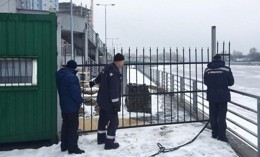 Коммунальщики опять демонтировали забор на Днепровской набережной (фото)