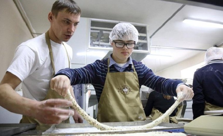 Под Киевом заработала пекарня с вакансиями для «солнечных» детей (видео)