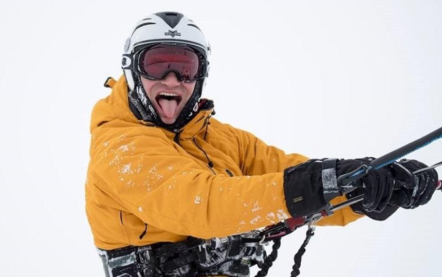 Снег не проблема: Виталий Кличко занялся сноукайтингом (фото)