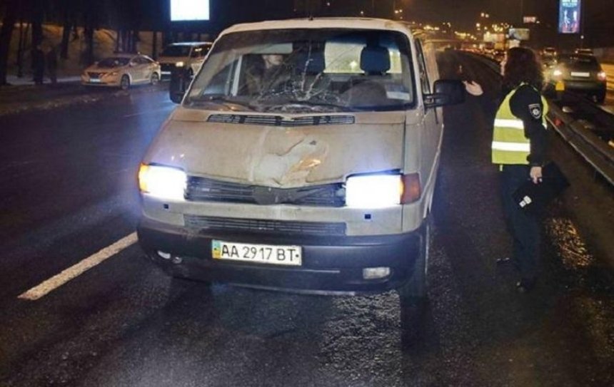 В Киеве на шоссе сбили сразу двух человек (фото, видео)