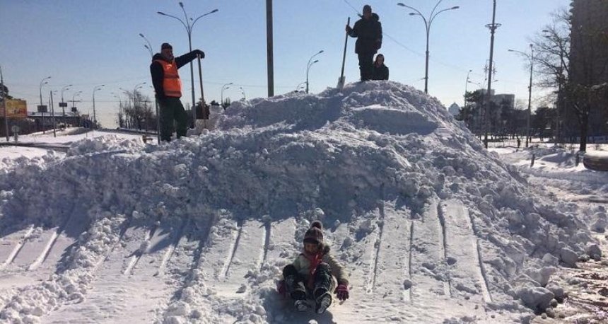 Киевские коммунальщики соорудили снежную горку с трамплином (фото) 
