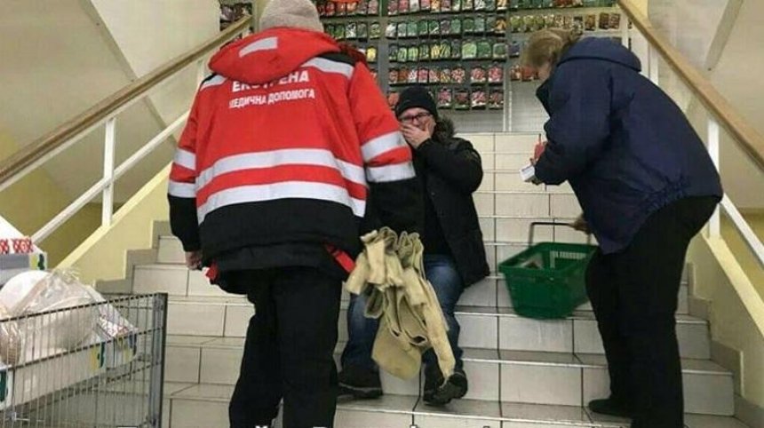 В столичном супермаркете мужчина сломал кости таза (фото)