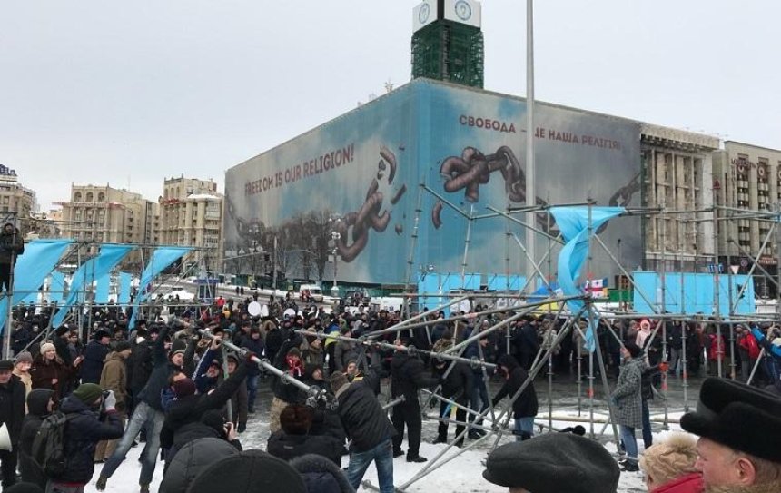 Сторонники Саакашвили разобрали инсталляцию на Майдане (фото)