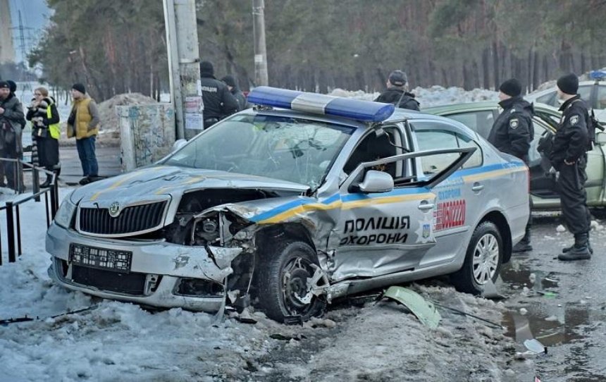 В Киеве пьяный водитель протаранил полицейскую машину (фото)