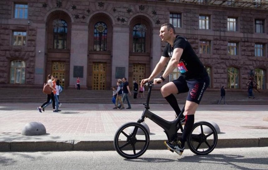 Мэр Кличко задекларировал девять велосипедов и 15 тысяч гривен зарплаты