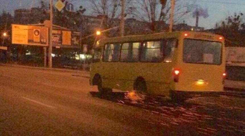 В Киеве заметили искрящуюся маршрутку и маршрутку без двери (фото)