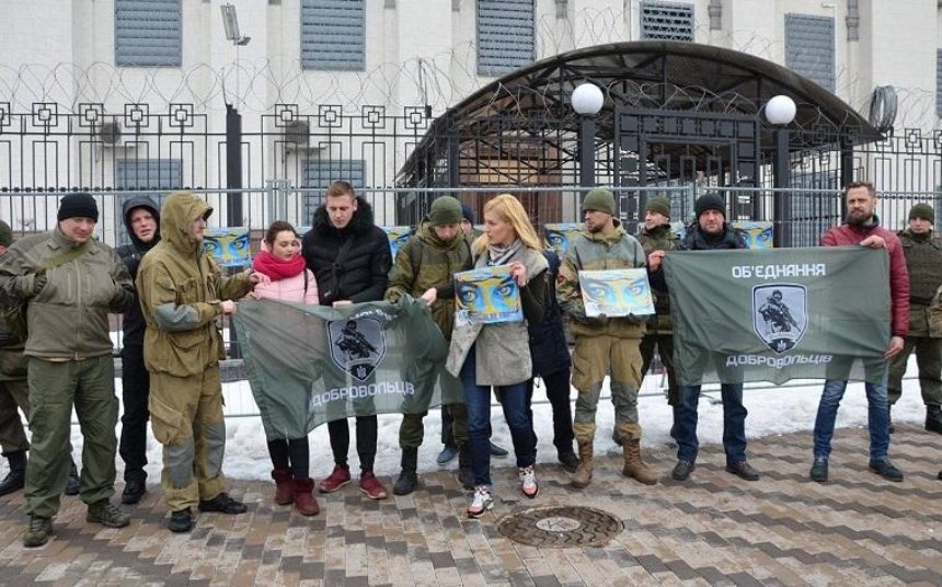 У российского посольства в Киеве протестовали против аннексии Крыма (фото)