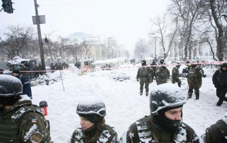 В Киеве снесли палаточный лагерь под Верховной Радой (фото, видео)