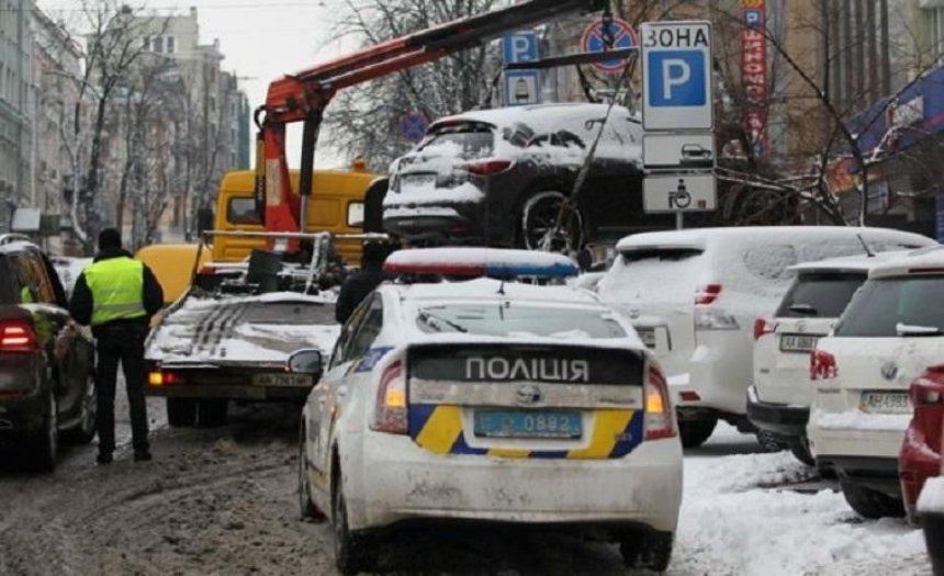 В центре столицы с обочин дорог эвакуируют автомобили (фото)