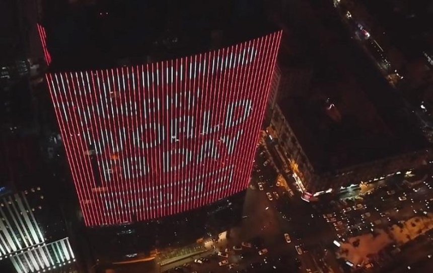 На киевском небоскребе провели акцию, приуроченную ко Дню борьбы с туберкулезом (видео)