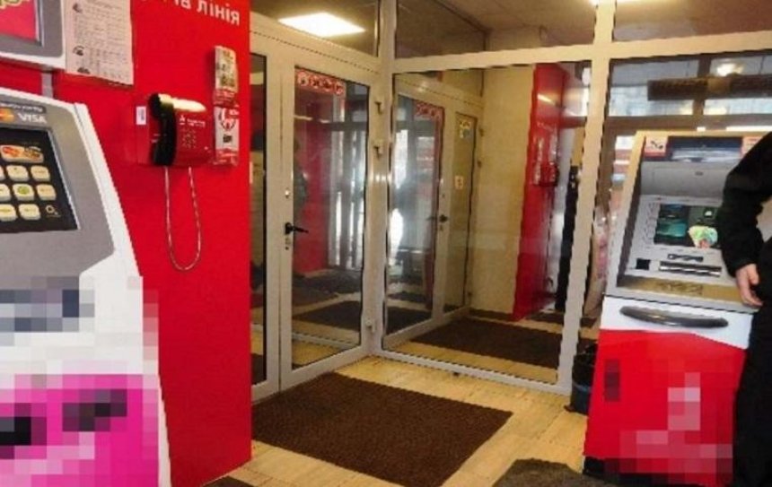 В Днепровском районе ограбили банкомат в банке (фото)