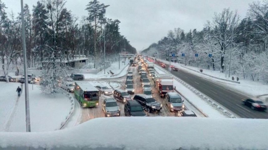 Из-за снегопада ограничат въезд транспорта в столицу