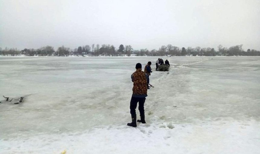 Под Киевом рыбак провалился под лед (фото, видео)