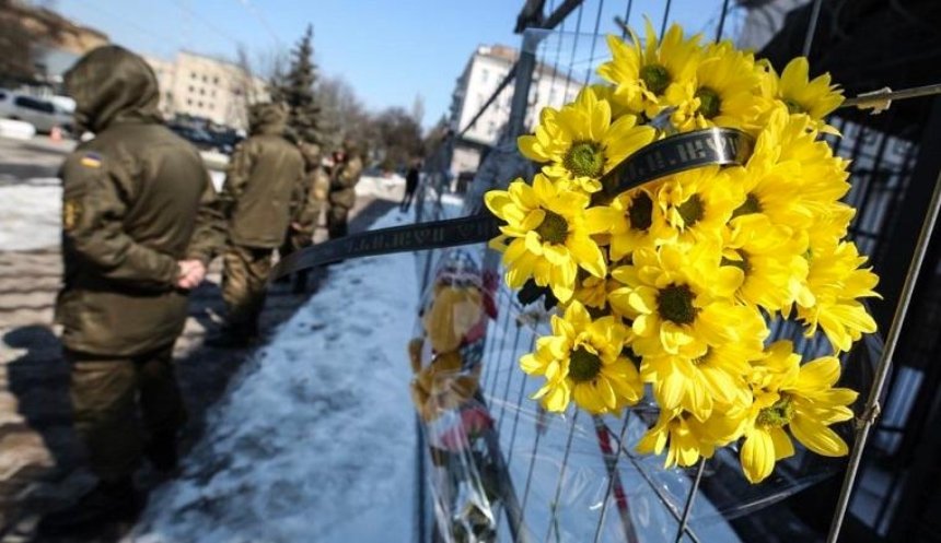 Под посольством РФ протестовали и возлагали цветы