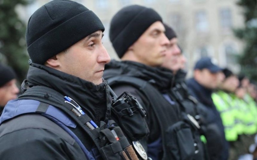 На улицах Киева появились вооруженные патрули