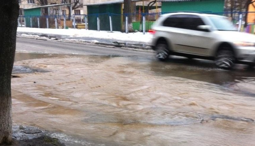 В Дарницком районе улица «превратилась» в реку из-за прорыва теплотрассы (фото)