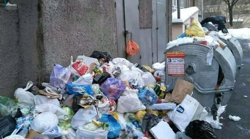 Столичные дворы из-за снега завалены мусором (фото)
