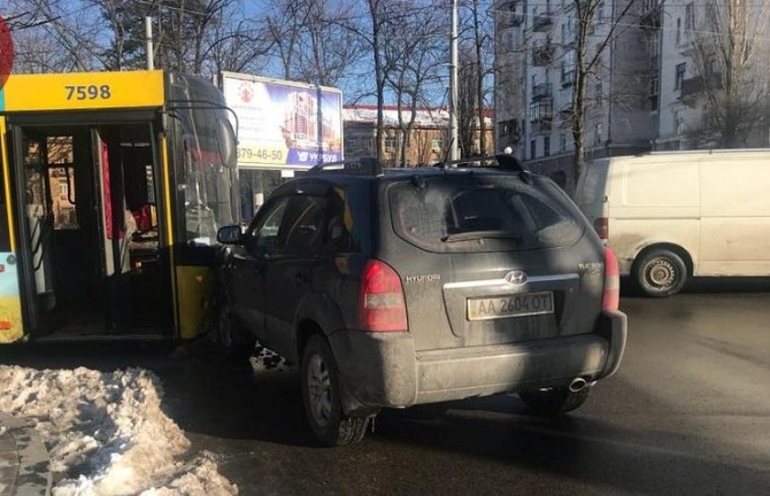 В Киеве легковушка врезалась в троллейбус из-за яркого солнца (фото, видео)