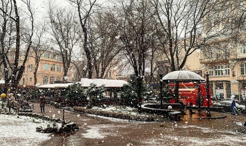 Жители столицы поделились своими впечатлениями о весеннем снегопаде (фото, видео)